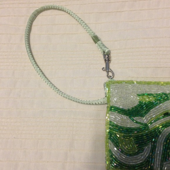SOLD! Green Wrist Style Handbag - Picture 2 of 4
