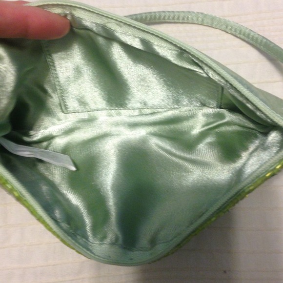 SOLD! Green Wrist Style Handbag - Picture 4 of 4