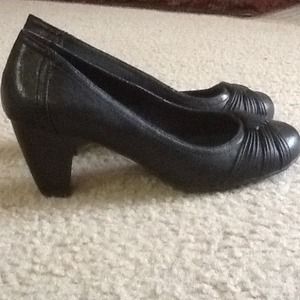 Black shoes. Heel = 1in size 7.5 for women