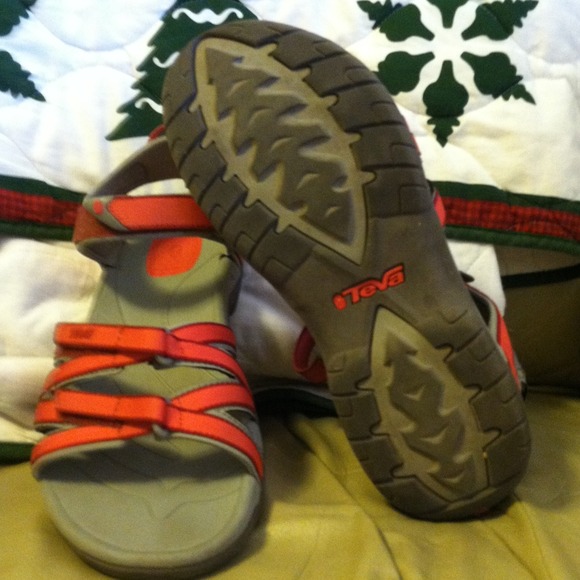 SOLD in a BUNDLE to KEMA74 Teva Shocpad Sandals