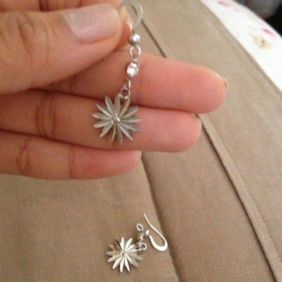 Flower earrings - Picture 2 of 2