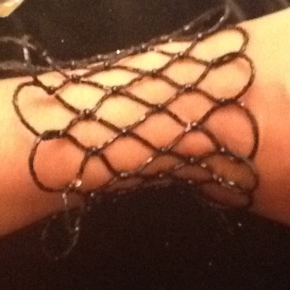 BLACK BEADED BRACELET NWOT - Picture 2 of 2