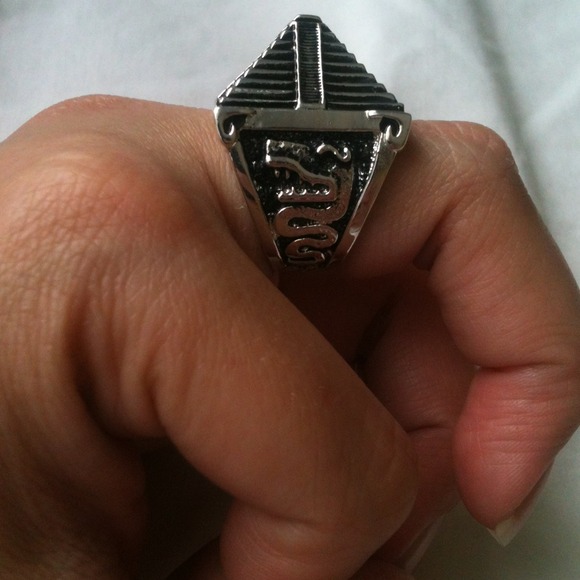 **TRADED**Han Cholo Pyramid Ring - Picture 2 of 3