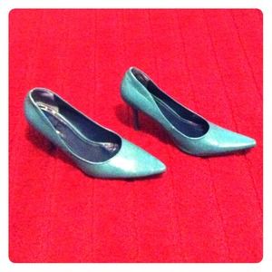 Size 10 FRH stiletto heels in bright aquamarine.