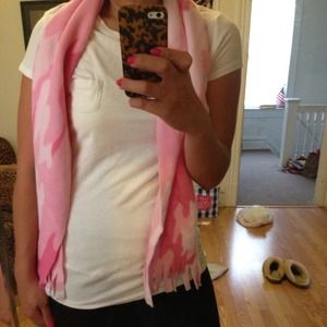 BUNDLE! T shirt with scarf