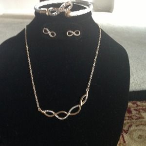 Necklace sit