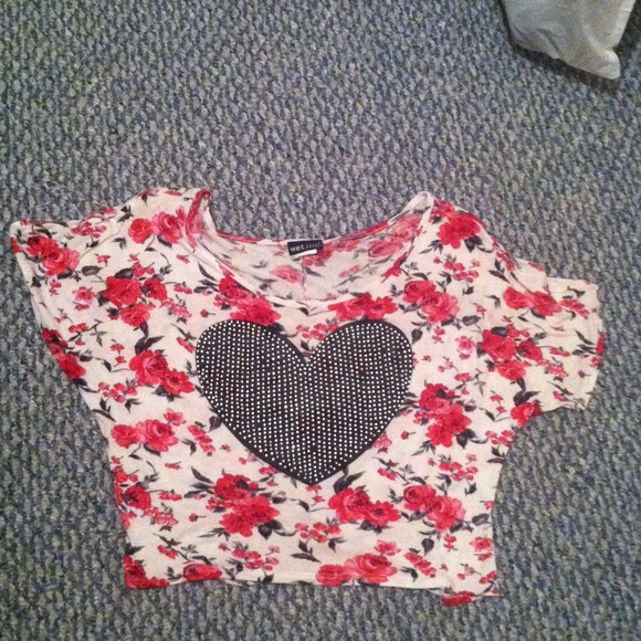 🚫BUNDLED🚫Heart rhinestone floral shirt!