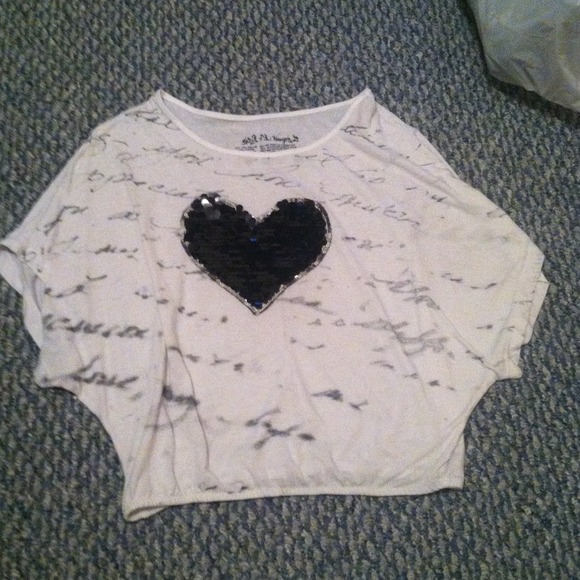 🚫BUNDLED🚫Black and white top with black heart