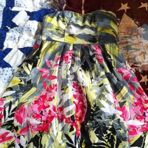 Short floral patterned dress. Silk. Sweetheart.