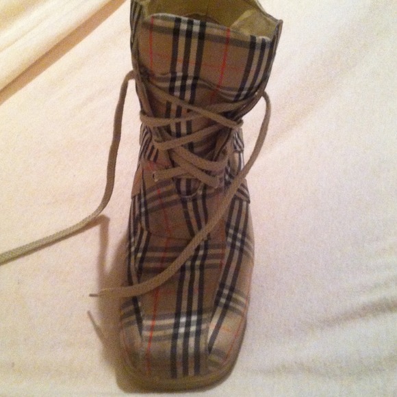 Boot - Picture 2 of 3