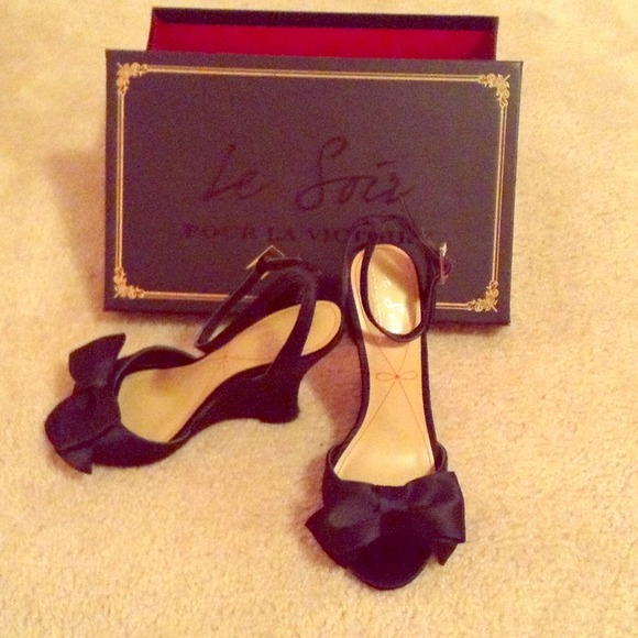 Reserved!!!! Pour LA VICTOIRE bow tie platforms