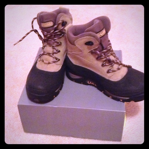 Columbia snow boots. Worn once for skiing  trip
