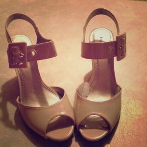 🌺SALE!🌺 Apt 9 nude wedge