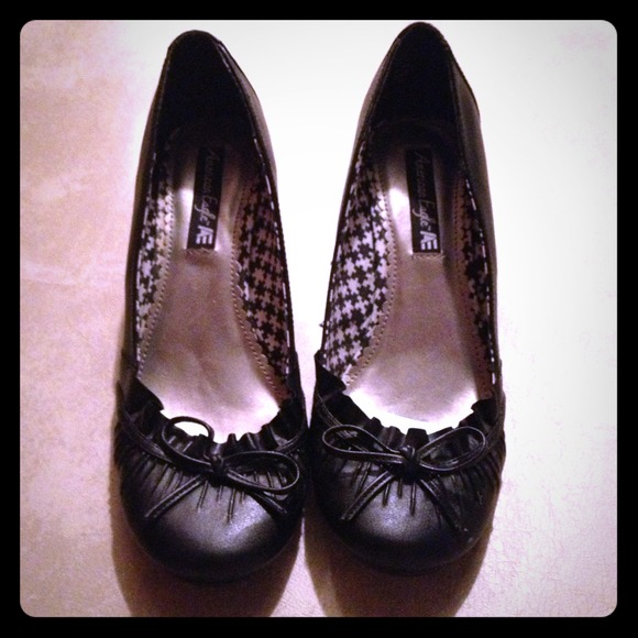 🌺SALE!🌺Black ruffle wedges by American Eagle