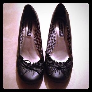 🌺SALE!🌺Black ruffle wedges by American Eagle