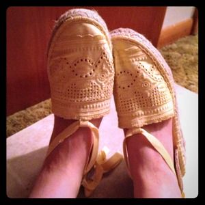 Vintage yellow lace wedge 🌺SALE!🌺