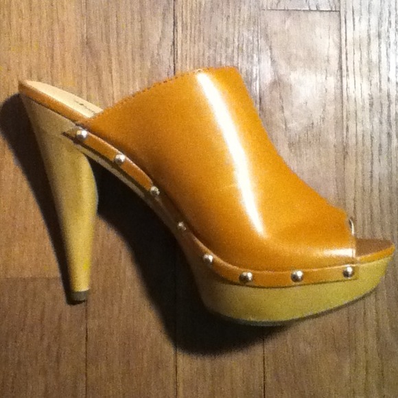 Tan clog heels - Picture 2 of 2