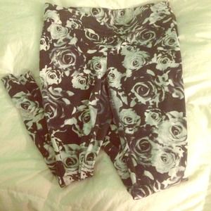 White and black floral print leggings