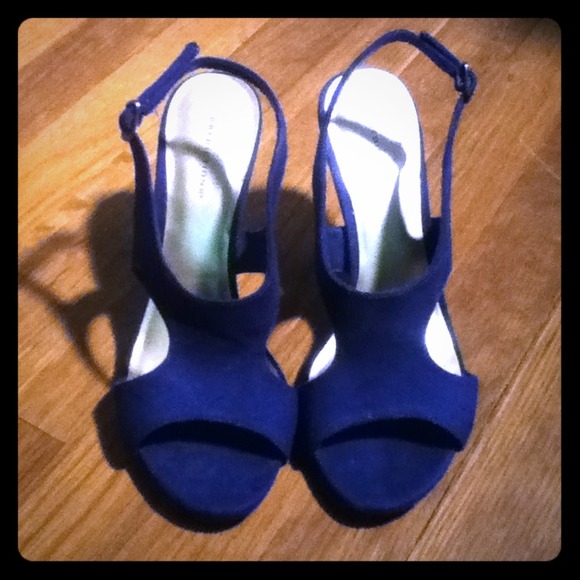NWOT Navy blue heels!