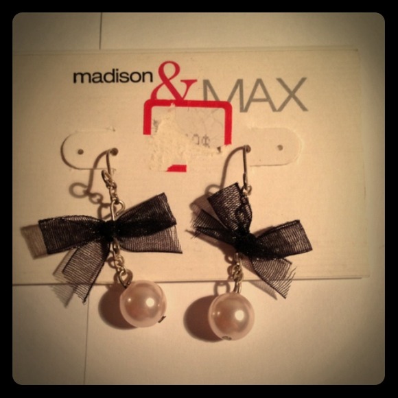 🌺SALE!🌺Vintage bow tie and pearls earrings