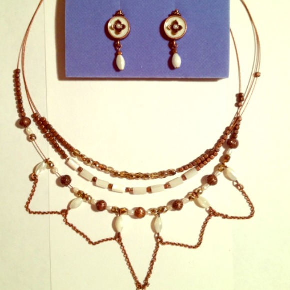 Earring and necklace set only $10!!