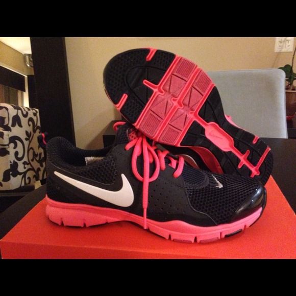 Nike Shoes - Women's Nike In-Season trainer