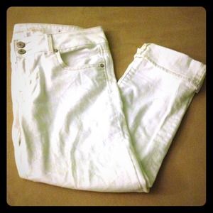 Size 8 American Eagle white capris