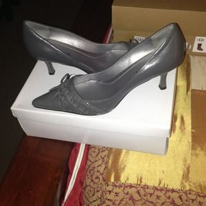 Ellen Tracy grey pumps