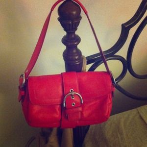 💥HAS TO GO💥A beautiful red leather COACH bag!