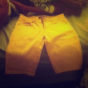 Pink capris don't fit too small; size 5