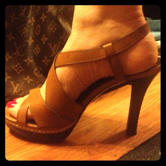 Super cute Simply Vera by Vera Wang strappy heels.