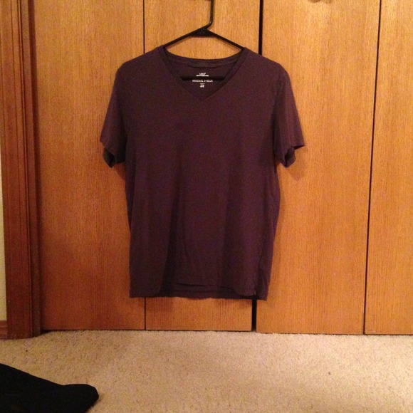 ❌SOLD❌Men's purple v-neck