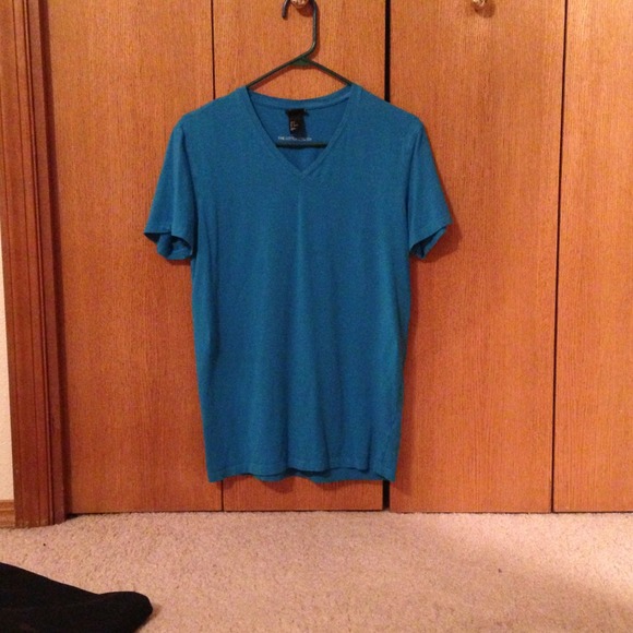 🚫SOLD IN BUNDLE. Men's blue h&m v neck