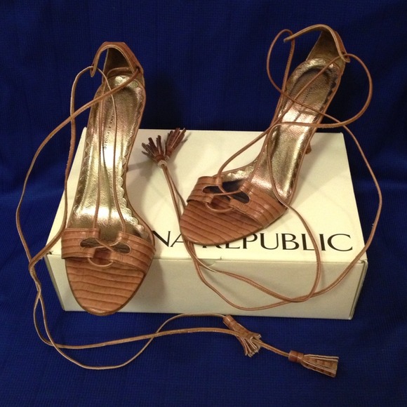 Banana Republic Shoes - Banana Republic Sabrina Pink Leather Heels