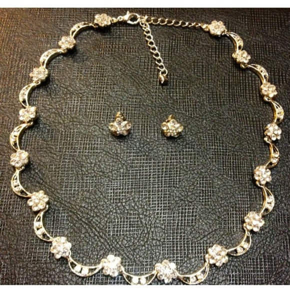 🔴 Silver tone Necklace with clear stone flowers - Picture 2 of 4