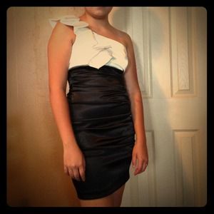 💥REDUCED PRICE💥 Creme black dress