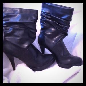 Women's black boot w heel