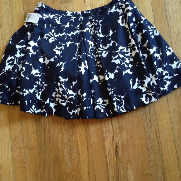 Short skirt - Picture 2 of 3