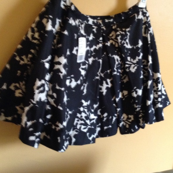 Short skirt - Picture 3 of 3