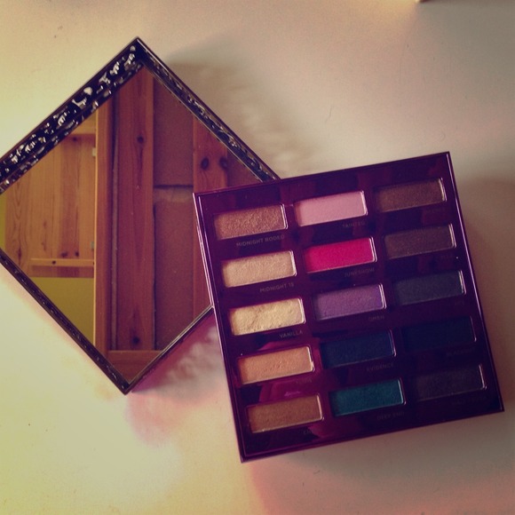 ❌BUNDLED!❌Urban Decay 15th Anniversary Palette - Picture 1 of 3