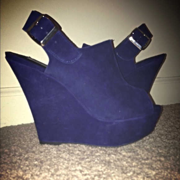 Navy Steve Madden wedges!