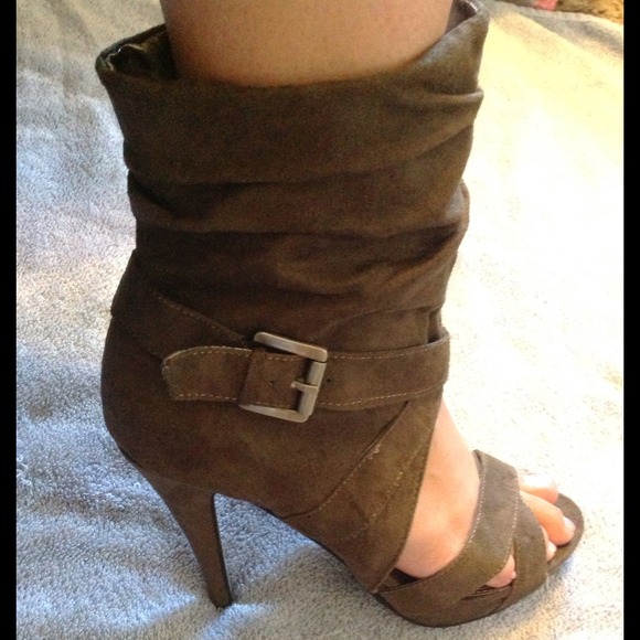 👡New never worn velvet ish heels👡