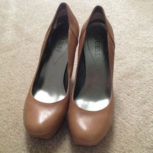 Guess rounded toe pumps