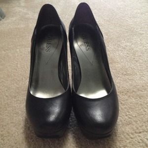 Guess black rounded toe pump