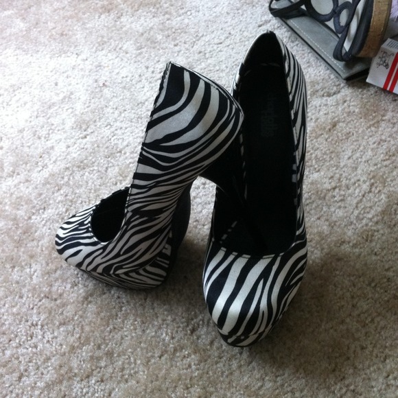 NWOT Adorable zebra heels