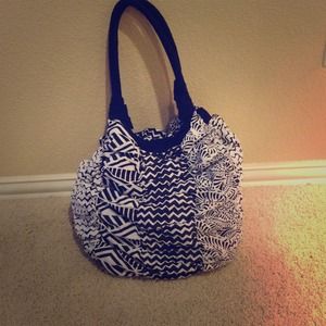 Large bag with fun black & white zig-zag pattern!