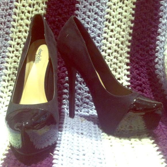 Black shine tip suede pump