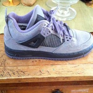Purple Jordan's size 5 in big kids.