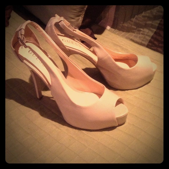 Patent leather nude Guess peep toe heels