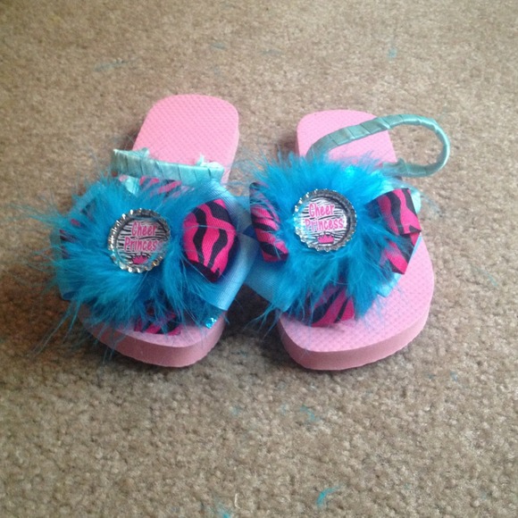 Flip flops and hair bow